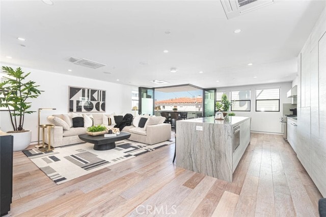 Photo - 1034 W Balboa Blvd Unidad B