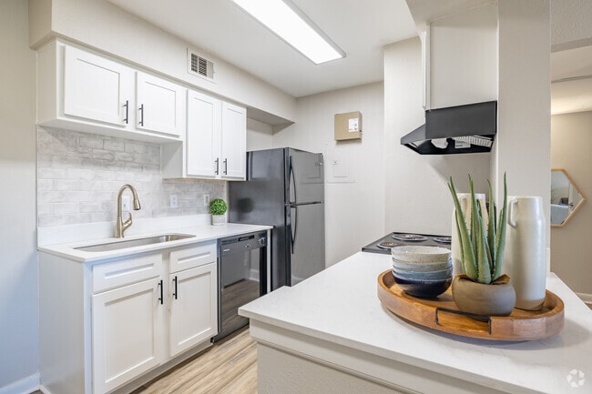 1BR, 1BA - 675SF - Kitchen - Lake Pointe