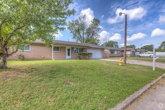 Building Photo - 20154 E 3rd St Rental