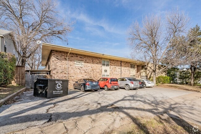 Building Photo - Updated Two Bedroom and One and Half Bathr... Rental