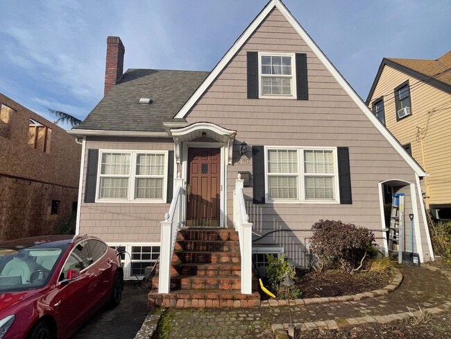 Building Photo - Lower Level to Charming 2 Bedroom Madison Valley!!