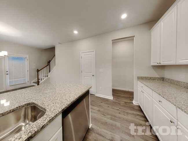 Photo - 305 Knowles Pl