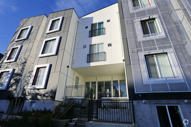 The Den on Brooklyn - The Den on Brooklyn Apartments