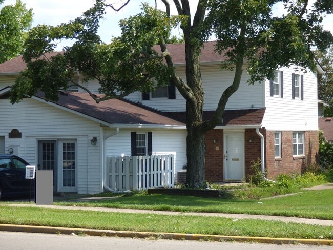Building Photo - COMING SOON! Beautiful All Electric Townhome! Converted Garage, W/D, Small Pets Ok!