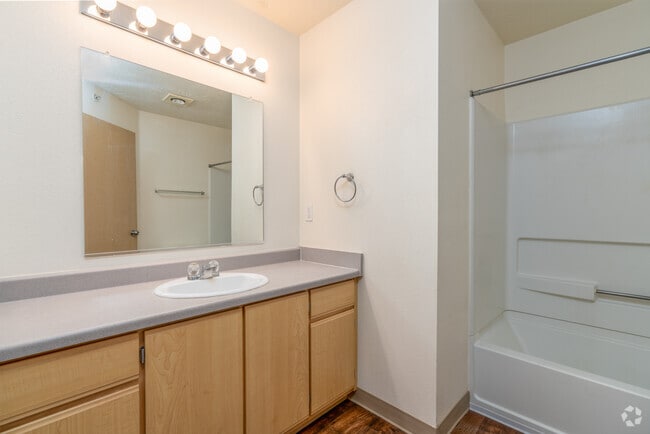 2BR, 2BA - 1075SF