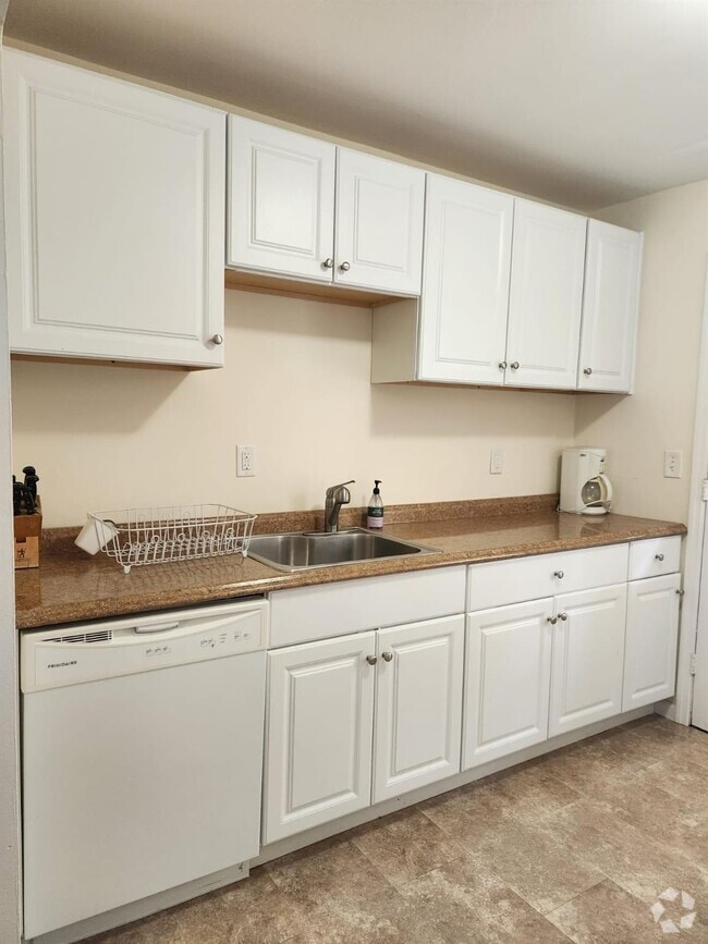 Building Photo - 3 3 Hook Rd Unit 64C Rental