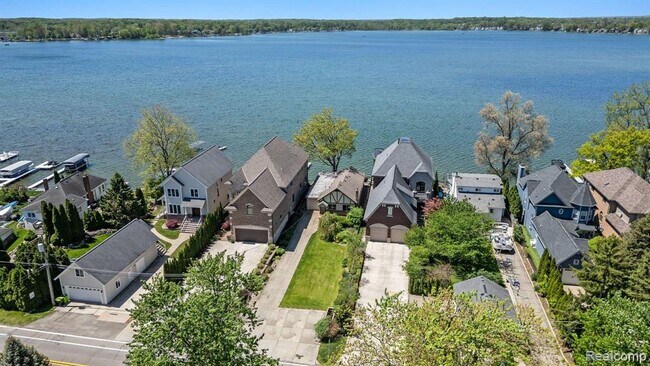 Photo - 1294 E Lake Dr House