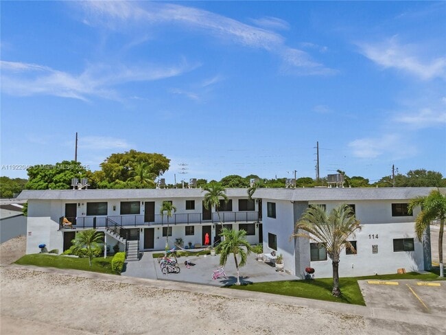 Building Photo - 114 SE 8th St Unit 204