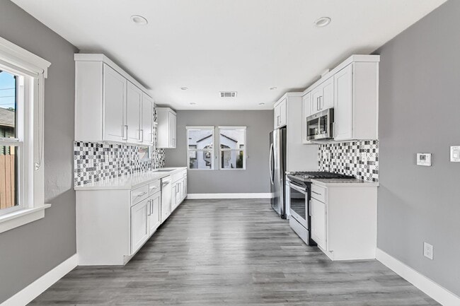 Photo - 2914 E 5th St Unidad 2914