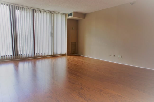 Photo - 200 N Dearborn St