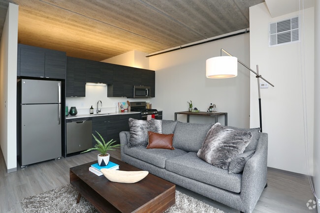 1BR, 1BA - 669SF - Living Room