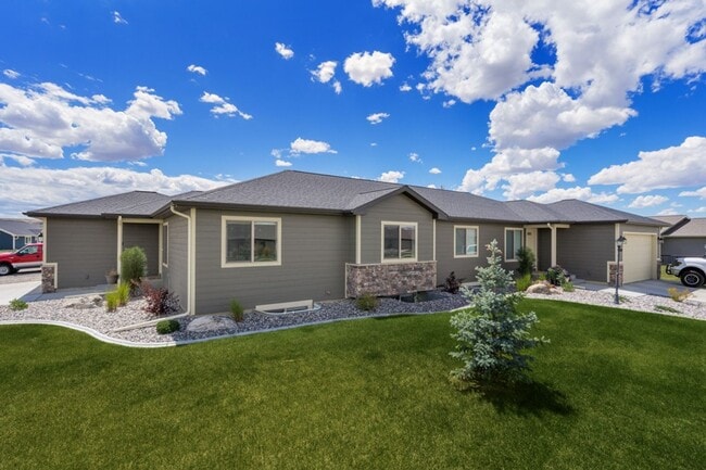 4 Bedroom Townhome in River Pointe Subdivison - 4 Bedroom Townhome in River Pointe Subdivison