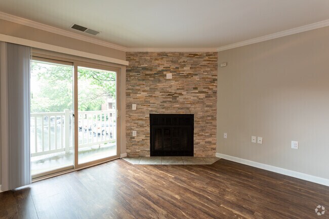 1BR, 1BA - 781 SF