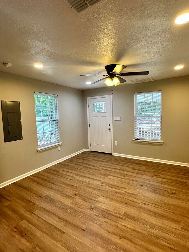 Photo - 3025 Creekwood Ln