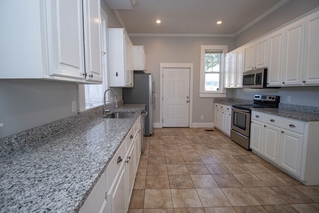 Photo - Immediate move-in! Short-term lease! Spaci...