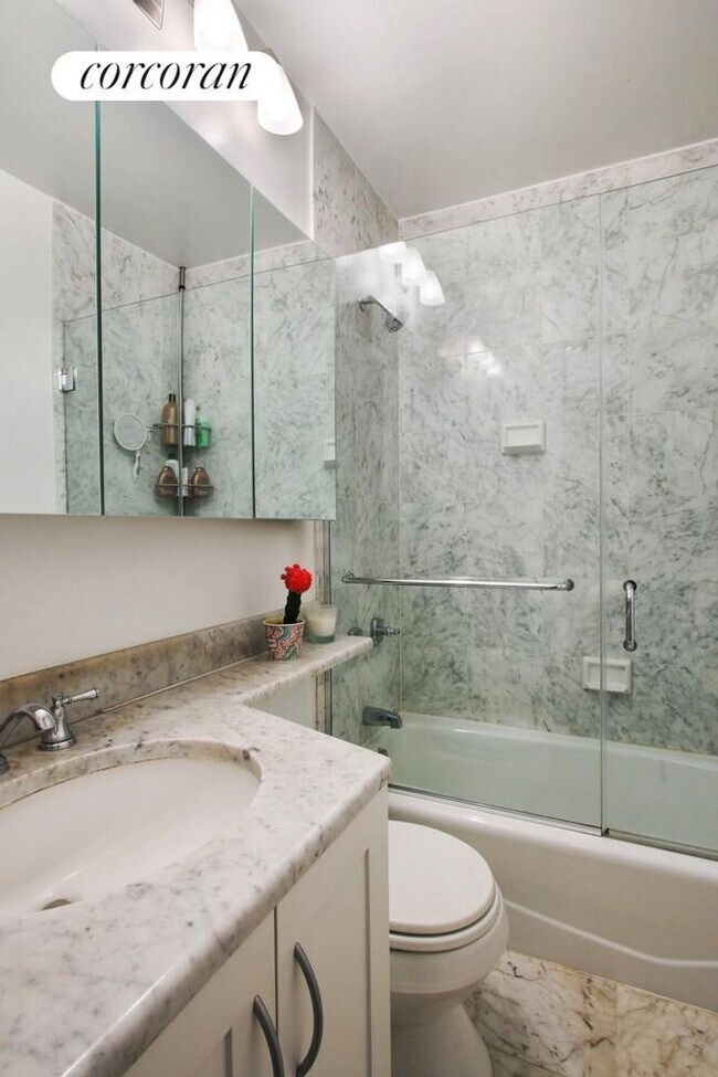 Photo - 45 E 25th St