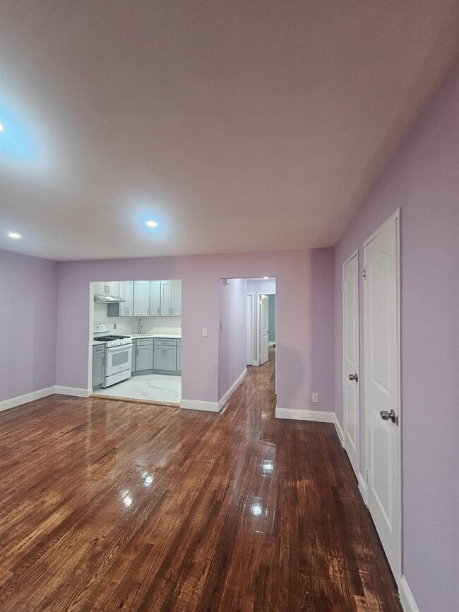 Photo - 918 E 107th St Apartamento