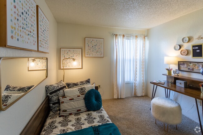 2BR, 2BA - 900 SF