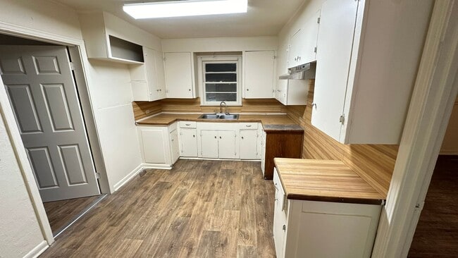 Photo - Cute 4 Bedroom Home!