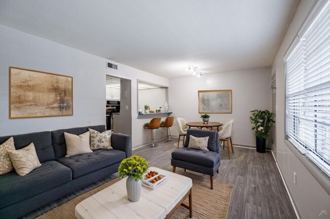 Sala de estar de un dormitorio en Selwyn Flats en Southpark, Charlotte, Carolina del Norte.