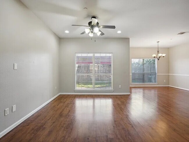 Photo - 118 Barrington Ln