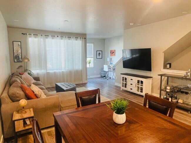 Modern 2 Bedroom Townhome - 15 min from Do... - Modern 2 Bedroom Townhome - 15 min from Do...