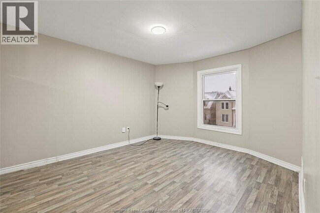 Photo - 722 Dougall Ave