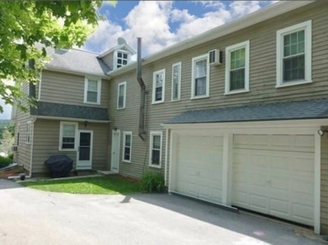 Building Photo - 137 Main St Unit Rear