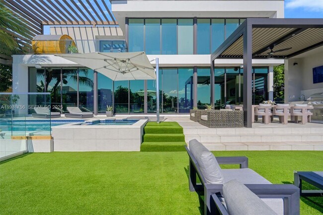 Photo - 3260 NE 165th St