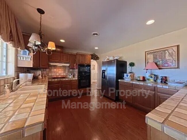 Photo - 1976 Grandview St