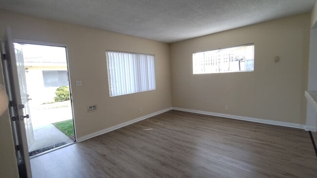 Photo - 2 BDRM, 1 BA WITH PRIVATE YARD AND GARAGE! Apartamento Unidad 257B