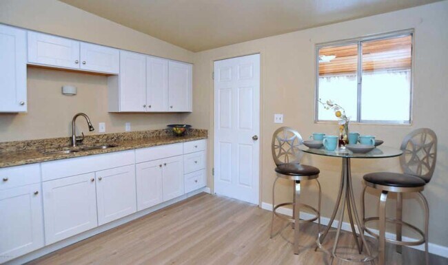 kitchen - 1220 E Lee St