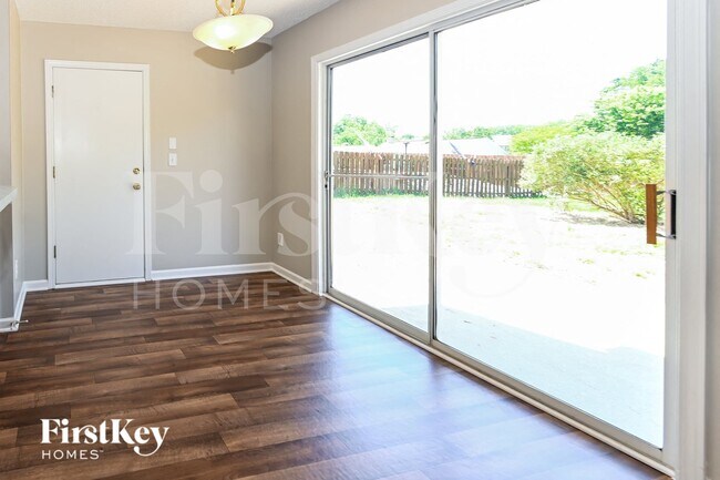 Photo - 8121 Chatham Oaks Dr