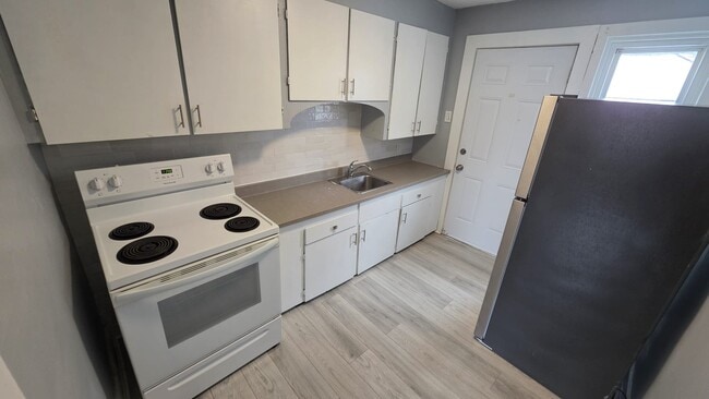 Building Photo - 274 Robinson St Unit 274- B