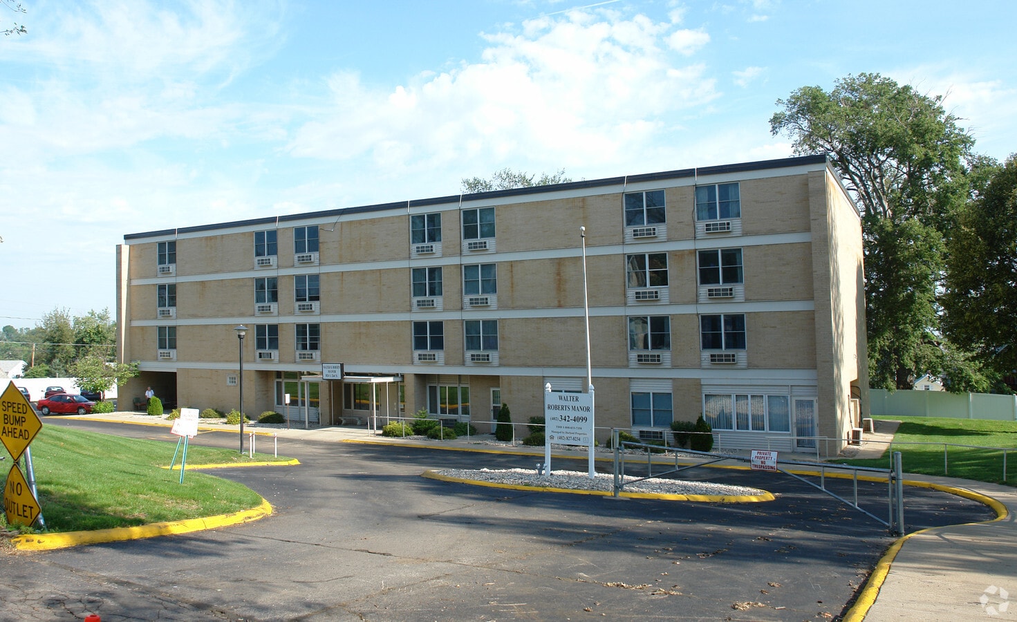 Walter Roberts Manor - Walter Roberts Manor Apartments