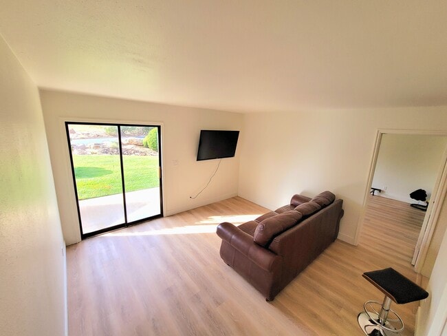 Photo - 300 W 2025 S