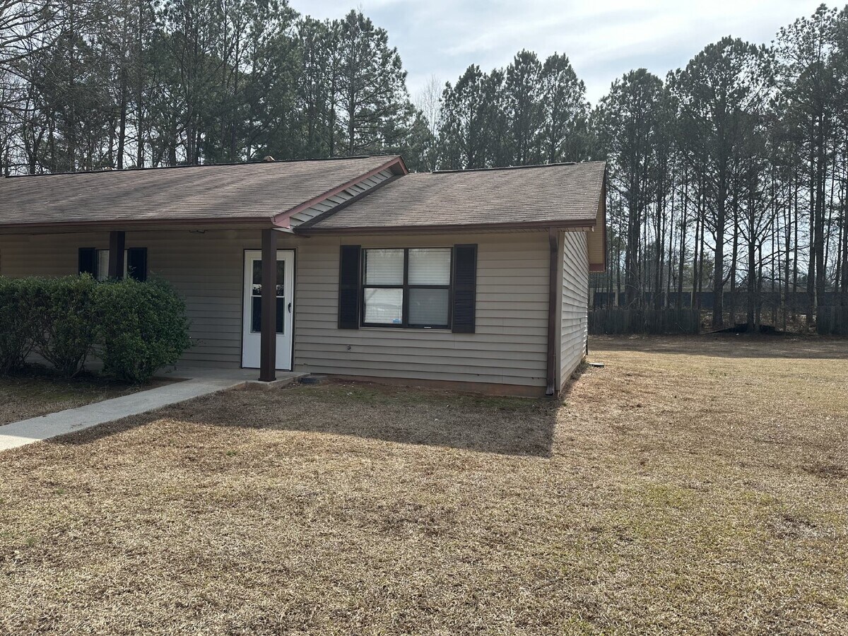 Photo - Charming 2 Bedroom Duplex in Hampton, GA -... Unit B