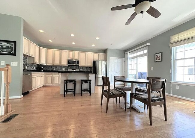 Building Photo - 1901 Blue Heron Dr