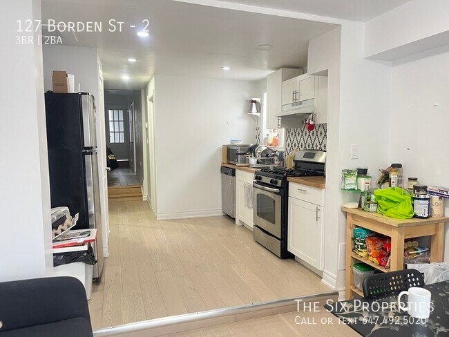 Photo - 3 Bed 1.5 Bath Newly Renovated Upper Level Apartment Near UoFT Unité 2