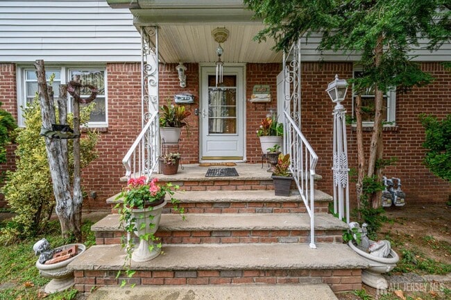 Photo - 2062 Elizabeth Ave
