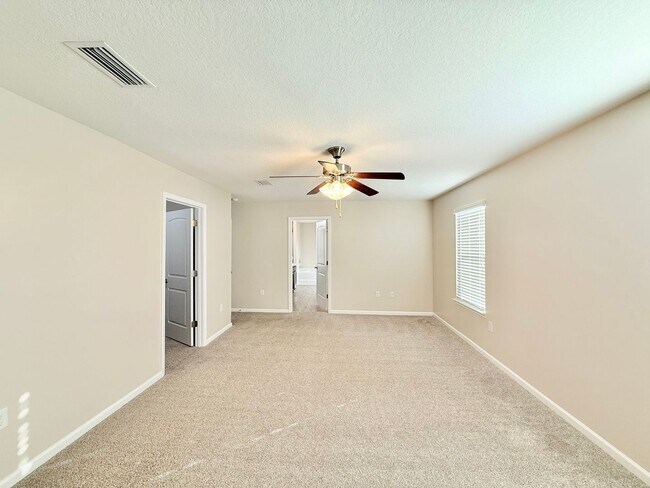 Photo - Spacious 5-Bedroom Home - Open Concept