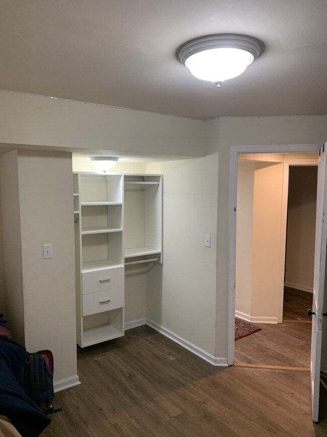 Visita loyolaleasing.com para ver más fotos - 6438 N Lakewood Ave Unidad 1