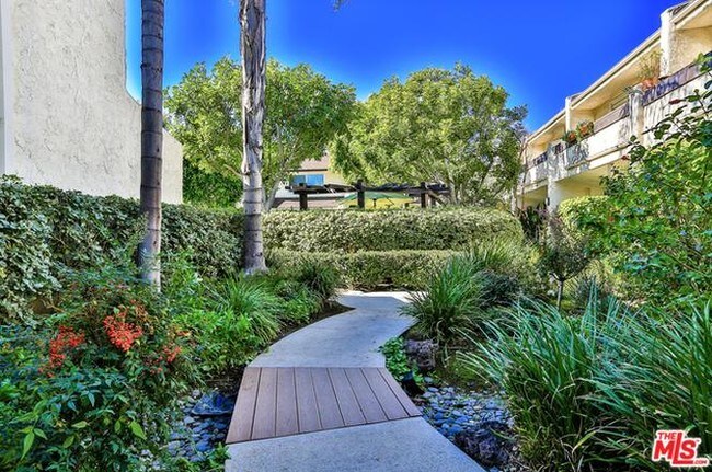 Walkway - 4321 Matilija Ave
