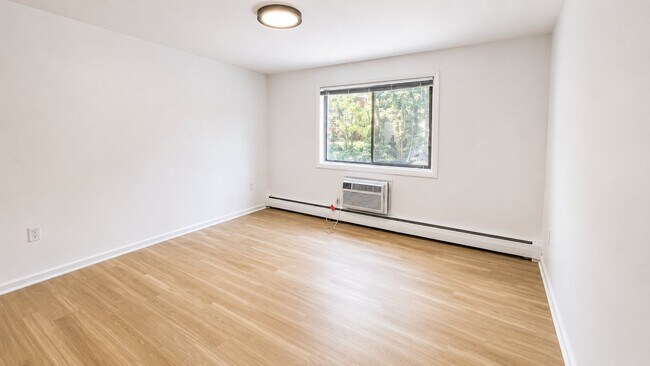 Photo - 4465 MacArthur Blvd NW Unidad 106