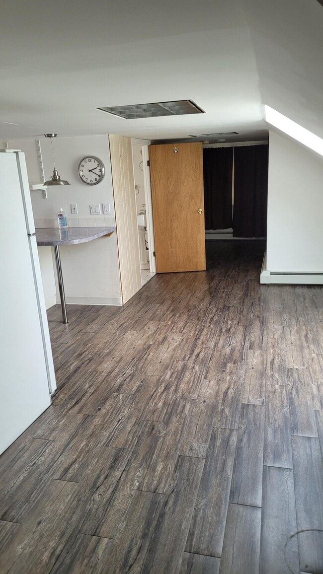 Building Photo - 823 Anderson Ave Unit 3 Rental