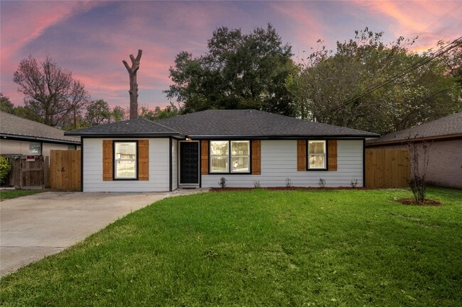 Photo - 6210 Rolland St