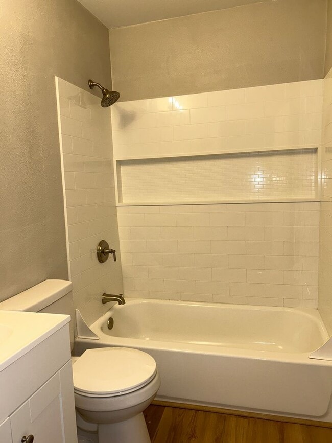 Photo - First Floor - Fully Remodeled 1 BD/ 1 BA!! Unidad 5