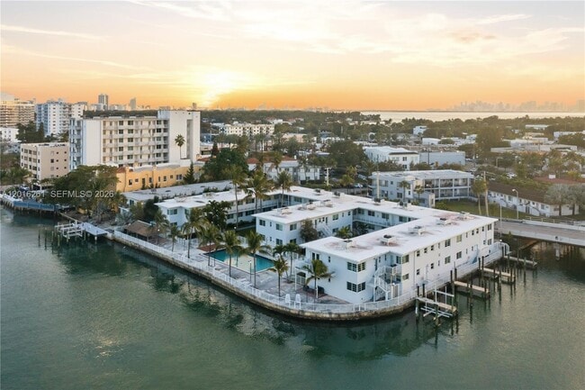 Building Photo - 7207 Bay Dr Unit 21