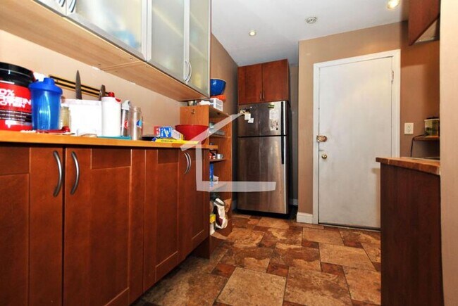 Photo - Nicely renovated 3 bed 1 bath unit on the ...