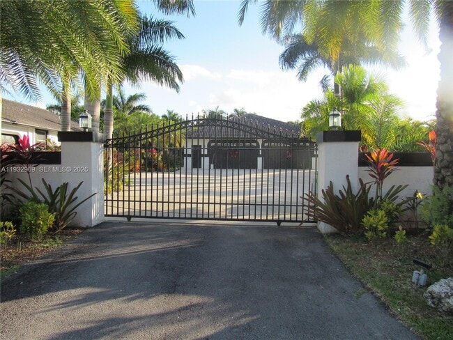 Building Photo - 15900 SW 54th Pl Unit 1